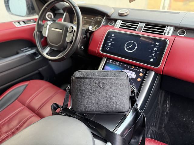 高端货 新款 “ prada ”普拉达单肩包 普拉达牛皮单肩斜挎包 可调节肩带磁吸扣开合 粒面软皮 头层牛皮 单肩斜挎包 男款 黑色 超高清五金Logo标志、顺