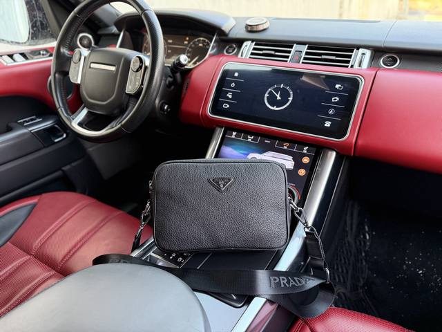 高端货 新款 “ prada ”普拉达单肩包 普拉达牛皮单肩斜挎包 可调节肩带磁吸扣开合 粒面软皮 头层牛皮 单肩斜挎包 男款 黑色 超高清五金Logo标志、顺