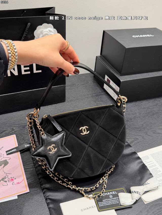礼盒包装 Chanel 香奈儿25N Coco Neige麂皮丝绒五角星半月包 半圆形的月牙包小巧精致 ！ 五角星皮质挂件上双点缀、反过来是一面小镜子[哇R]
