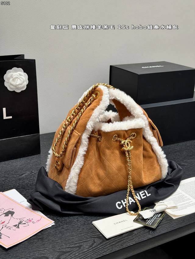 折叠礼盒 复刻版 麂皮 Chanel香奈儿 25S 25Bag抽绳水桶Hobo链条腋下包！ 翻毛皮+白色羊羔毛，温暖又时髦。细节满分！尺寸适中，通勤休闲都Ok，