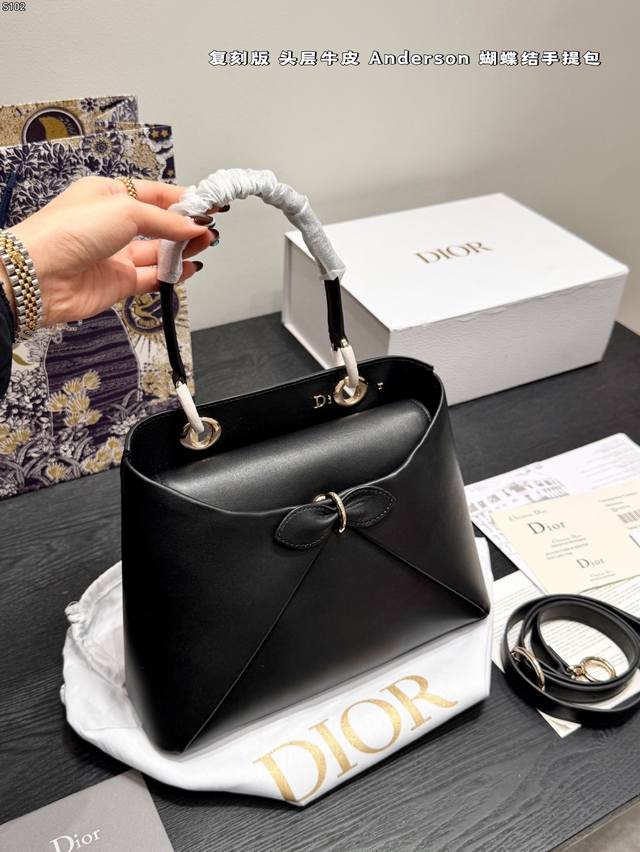 礼盒包装 复刻版 牛皮 迪奥Dior 2026新款春夏蝴蝶结手提包 原版牛皮 Dior 2026春夏蝴蝶结手提包由Jonathan Anderson设计,灵感来 礼盒包装 复刻版 牛皮 迪奥Dior 2026新款春夏蝴蝶结手提包 原版牛皮 Dior 2026春夏蝴蝶结手提包由Jonathan Anderson设计,灵感来