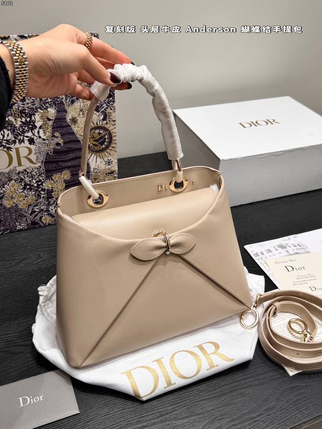 礼盒包装 复刻版 牛皮 迪奥Dior 2026新款春夏蝴蝶结手提包 原版牛皮 Dior 2026春夏蝴蝶结手提包由Jonathan Anderson设计,灵感来 礼盒包装 复刻版 牛皮 迪奥Dior 2026新款春夏蝴蝶结手提包 原版牛皮 Dior 2026春夏蝴蝶结手提包由Jonathan Anderson设计,灵感来