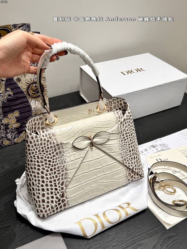 礼盒包装 复刻版 牛皮 迪奥Dior 2026新款春夏蝴蝶结手提包 原版牛皮鳄鱼纹 Dior 2026春夏蝴蝶结手提包由Jonathan Anderson设计, 礼盒包装 复刻版 牛皮 迪奥Dior 2026新款春夏蝴蝶结手提包 原版牛皮鳄鱼纹 Dior 2026春夏蝴蝶结手提包由Jonathan Anderson设计,