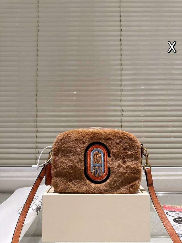 Coach蔻驰相机包 冬季必须来一只毛茸茸的包包 推荐礼盒包装 尺寸21.14