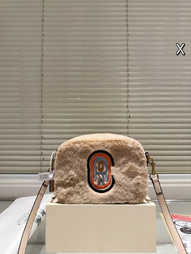 Coach蔻驰相机包 冬季必须来一只毛茸茸的包包 推荐礼盒包装 尺寸21.14