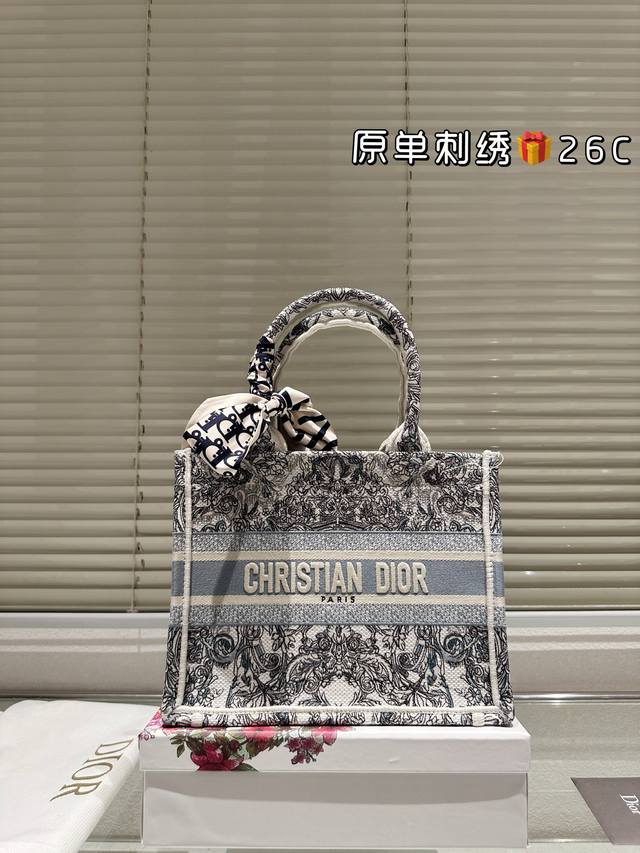 原单刺绣 Dior 提花 托特包 配内胆 Dior Book Tote今年最喜欢的一款购物袋 Tote我用的次数最多的包,因为容量超级大,不管什么东西都向里面放 原单刺绣 Dior 提花 托特包 配内胆 Dior Book Tote今年最喜欢的一款购物袋 Tote我用的次数最多的包,因为容量超级大,不管什么东西都向里面放