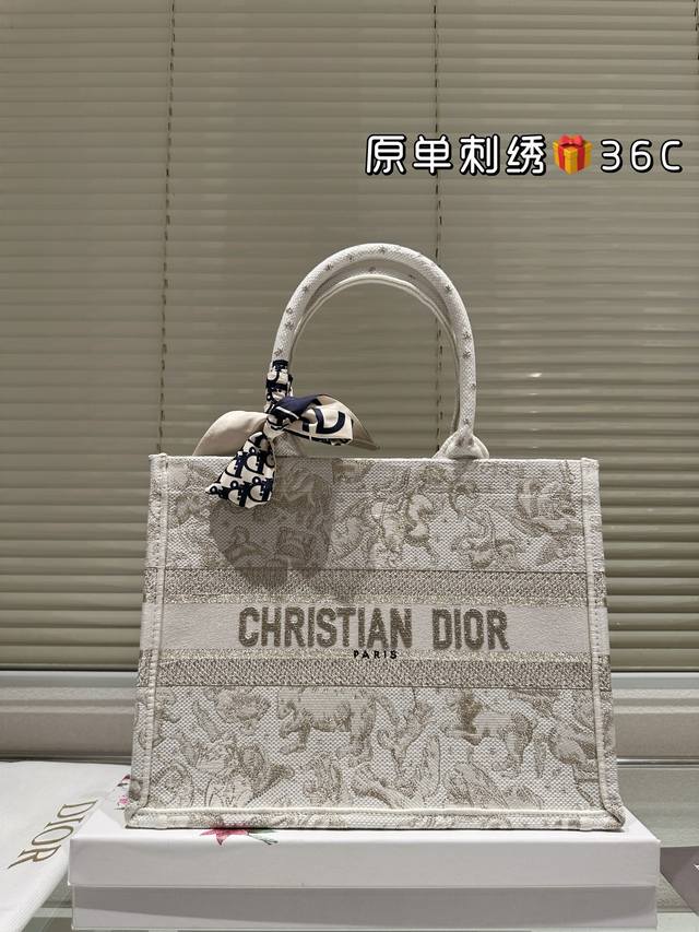 原单刺绣 Dior 提花 托特包 配内胆 Dior Book Tote今年最喜欢的一款购物袋 Tote我用的次数最多的包,因为容量超级大,不管什么东西都向里面放 原单刺绣 Dior 提花 托特包 配内胆 Dior Book Tote今年最喜欢的一款购物袋 Tote我用的次数最多的包,因为容量超级大,不管什么东西都向里面放