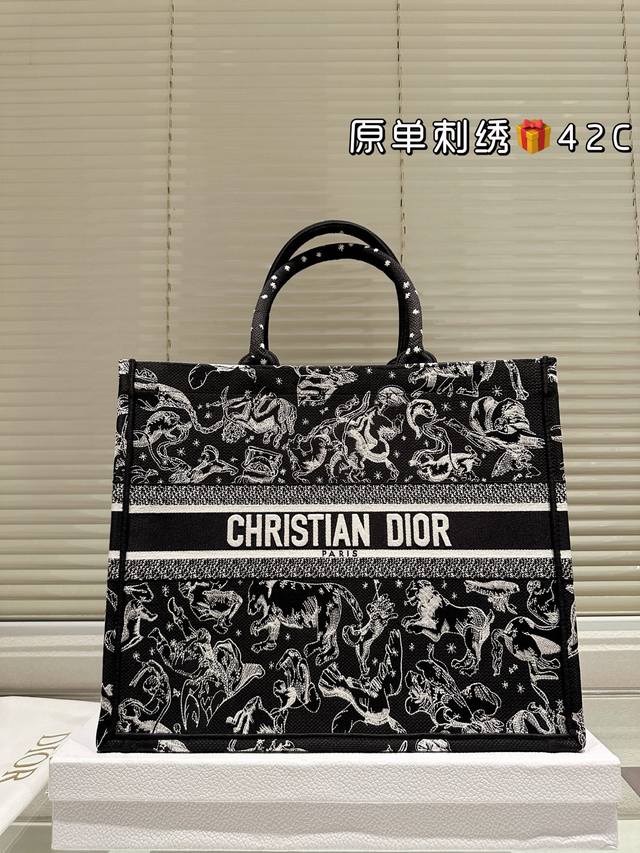 原单刺绣 Dior 提花 托特包 配内胆 Dior Book Tote今年最喜欢的一款购物袋 Tote我用的次数最多的包,因为容量超级大,不管什么东西都向里面放 原单刺绣 Dior 提花 托特包 配内胆 Dior Book Tote今年最喜欢的一款购物袋 Tote我用的次数最多的包,因为容量超级大,不管什么东西都向里面放