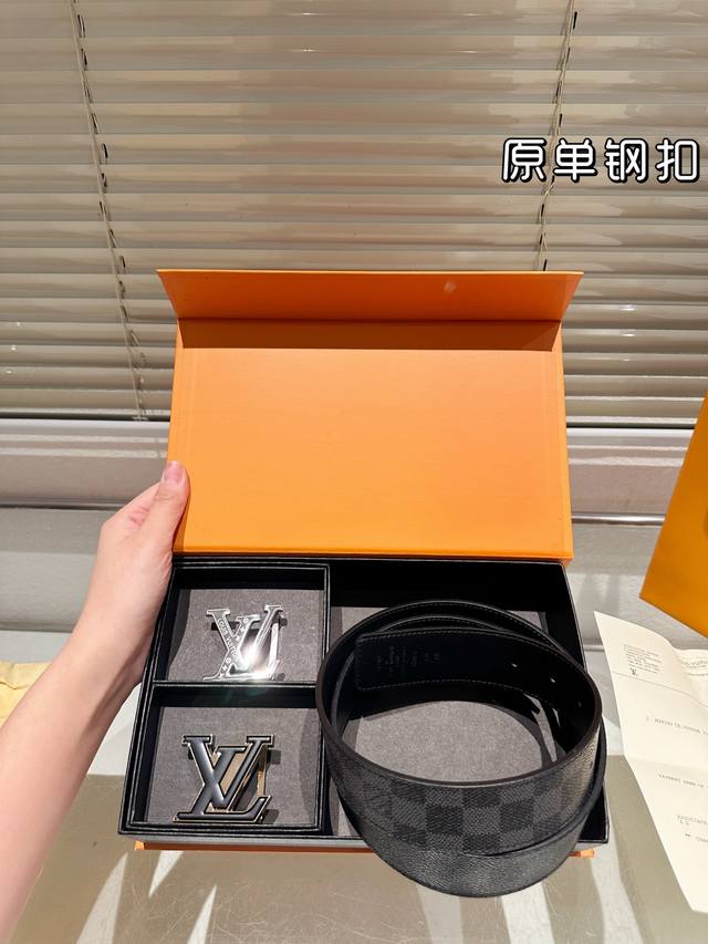 双头 钢扣 高版本！腰带 Lv牛皮皮带～热门款 男女通用皮带里面最火的版本啦～质量很好 全套包装！五金绝对不褪色 皮带头和专柜一样的哦～ 配礼盒手提袋发票