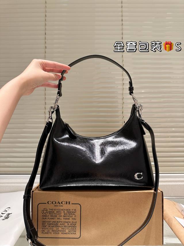 复刻版 牛皮 Coach 新款 Juliet Hobo 黑色油蜡皮全拉链饺子包蛋 闪亮的光泽釉，呈现满满复古甜酷感 夏日战包准备好了吗 尺寸 32 18Cm