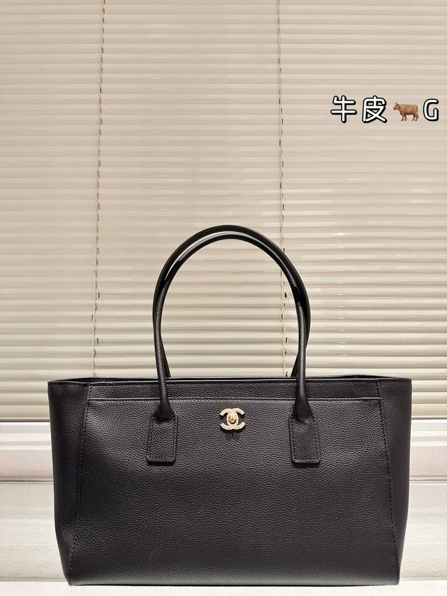 复刻版 牛皮 Chanel香奈儿Cerf托特包 些香奈儿Cerf托特包，经典中古系列，标志性垂直翻盖+Cc转扣设计，辨识度超高！荔枝纹牛皮质感满分，耐用又有型。