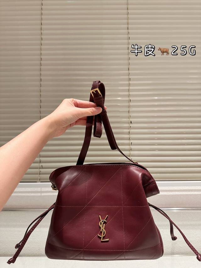 复刻版 小羊皮 Ysl 圣罗兰｜Jamie 4.3 pochon 这个款式热度很高，黑金配色高级，包型时尚，容量足够，万物可装，坚版包型上身修长身形，自带慵懒感