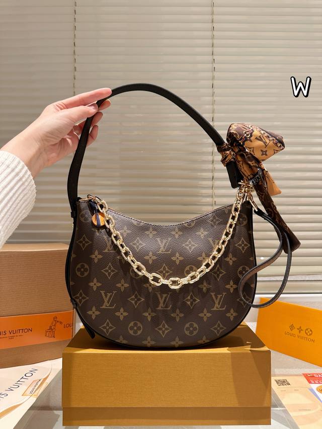 Lv Cookie Bb 全老花，没有植鞣革，嗅到了耐用的气息。 这种包型真的很好背！ Lv老花上新啦 新款Cookie Bb来喽全新半月包型，可拆卸链条和可调