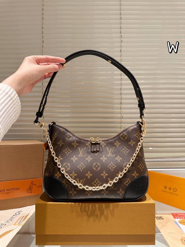牛皮版本 Lv Boulogne邮差包 牛角包 新款的 Boulogne Size 对比之前小了，但完全不影响它的容量。设计上多加了金色链条 发8，增添时尚感之