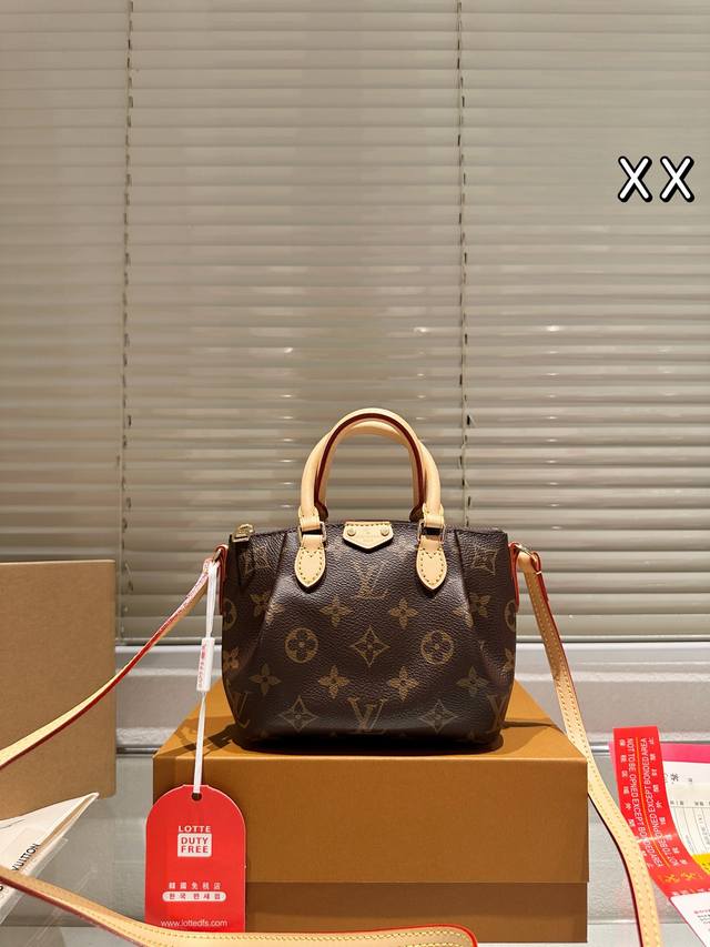 飞机盒折叠礼盒 Lvnano 小元宝包小饺子包 相当小巧 所以搭配中尽品时尚靓丽迷人气质，但是携带轻 盈，轻轻松松搭一款Nano Speedy 出门，它不仅适合