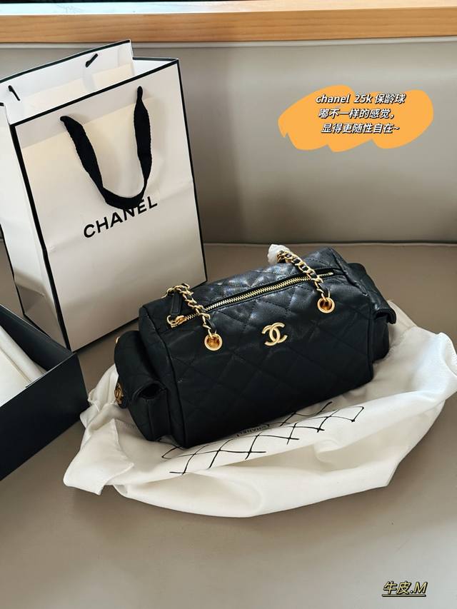 配盒 牛皮 Size：25*15Cm 小香家 25K 保龄球 嘟不一样的感觉， 显得更随性自在~ 侧面两个小口袋，大小适中，背上身很时髦！