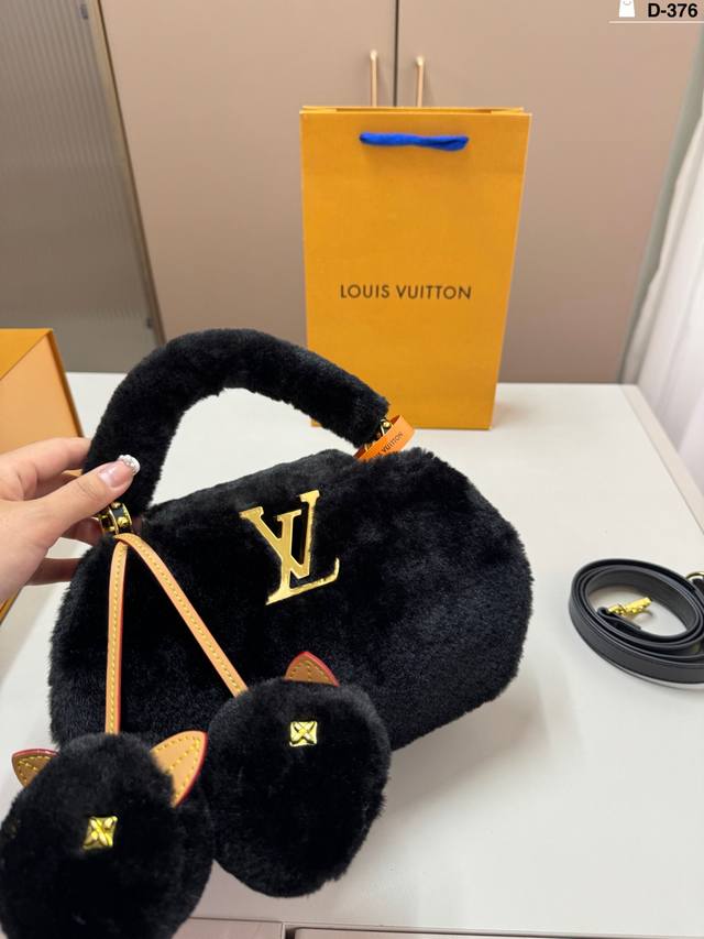 D-376尺寸20×15折叠盒 Lv Capucines毛绒手袋 Lv 2025秋冬Ski系列Capucines手袋,手感超柔软,附两只可拆卸毛绒挂件,趣味满分 D-376尺寸20×15折叠盒 Lv Capucines毛绒手袋 Lv 2025秋冬Ski系列Capucines手袋,手感超柔软,附两只可拆卸毛绒挂件,趣味满分