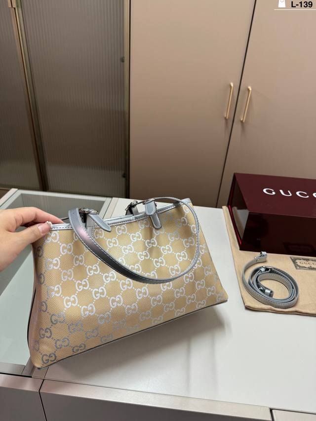 L-139尺寸32×19 酷奇Gucci横版Emblem托特包，一款不错的通勤包，可单肩可手提可斜挎，容量Ok,自重很轻！整体来说，这款包包让我很满意。肩带设计