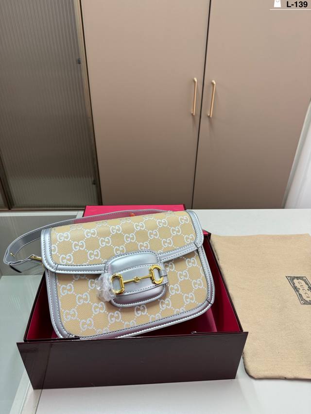 L-139尺寸26×16折叠盒 酷奇古银1955马鞍包 24年新款Gucci古驰马鞍包 配上复古银五金，整个包充满时髦风格，这是一款复古气质款！