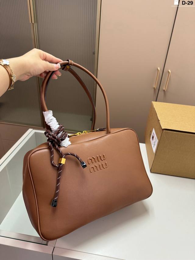 D-29尺寸35×22飞机盒 缪缪Miumiu 手提包保龄球公文包 包包手感巨好容量也很不赖 简单却又不失华丽
