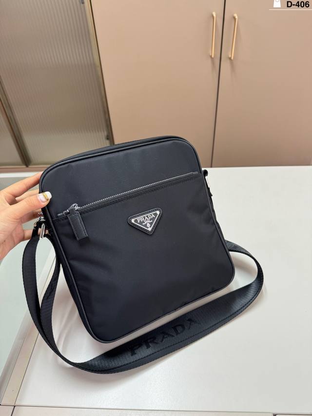 D-406尺寸24×24 prada普拉达邮差包斜挎包 男孩女孩必备！ 上身绝美 空间 很实用