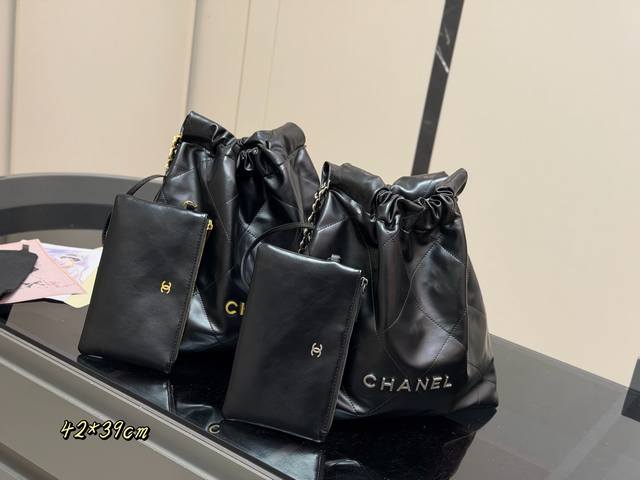 飞机盒 升级版 Size：42*39Cm 太好搭配了呜呜呜 Chanel 22Bag更酷哦！ 升级后皮子摸着更舒服 更雾面哑光一点 软软糯糯的质感超级舒服 搜索