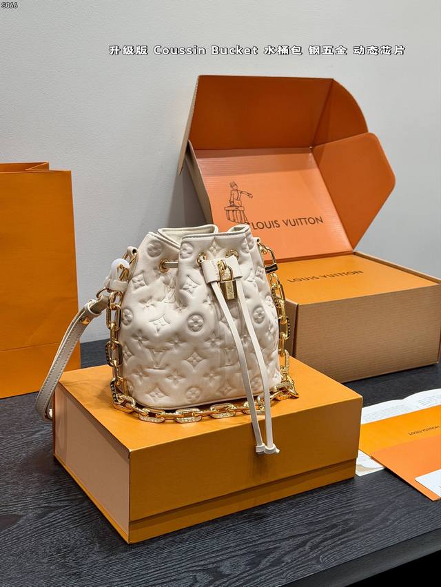 全套礼盒包装 升级版 动态芯片 Lv 25Fw新款Coussin Bucket水桶包，压花款经典Monogram老花，金属链条点缀，奢华感满满抽绳设计，容量适中