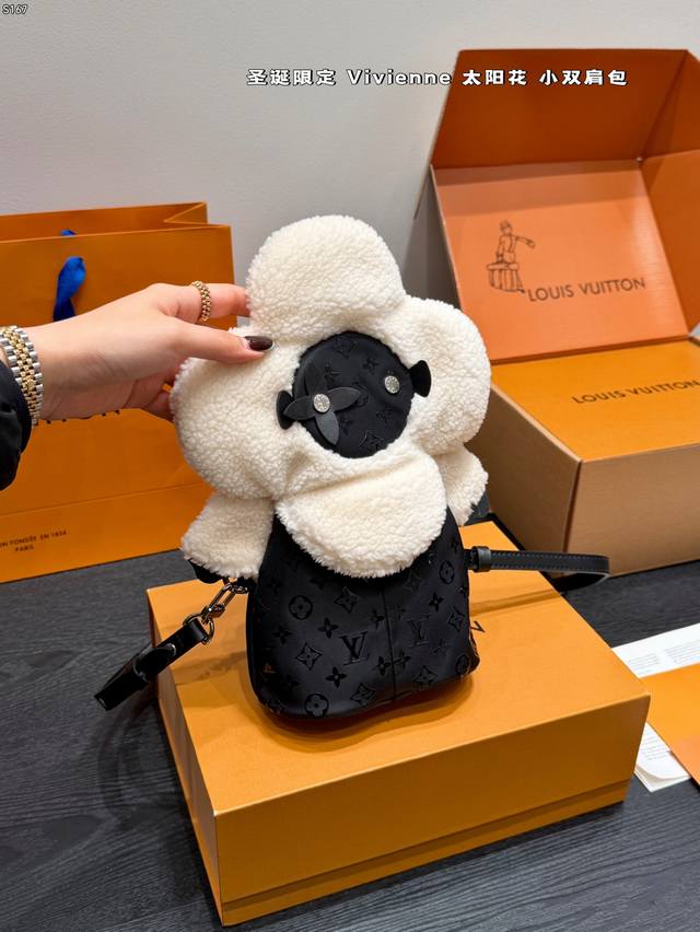 礼盒包装 Size：14*29Cm Lv 圣诞系列Vivienne小双肩包太阳花玩偶娃娃手机包 这款书包实在太可爱了吧 软糯白色毛绒羊羔毛+Monogram 童