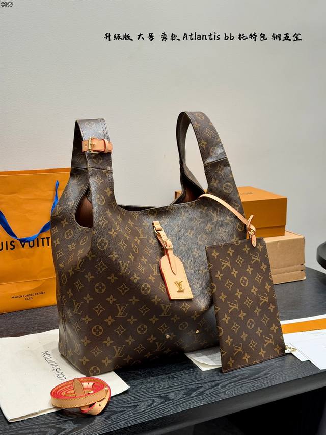 全套礼盒包装 升级版 钢五金！ Lv秀款 Atlantis 菜篮子大号托特包Tote Lv路易威登秀款 Atlantis 菜篮子西从直观感受来看，可爱兼慵懒是它
