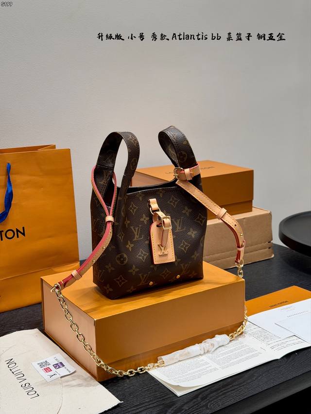 全套礼盒 升级版 钢五金！ Lv秀款 Atlantis Bb菜篮子小托特 Lv秋季新款 Atlantis Bb，其实是路易威登16年秀款的复刻。 将大大的老花手