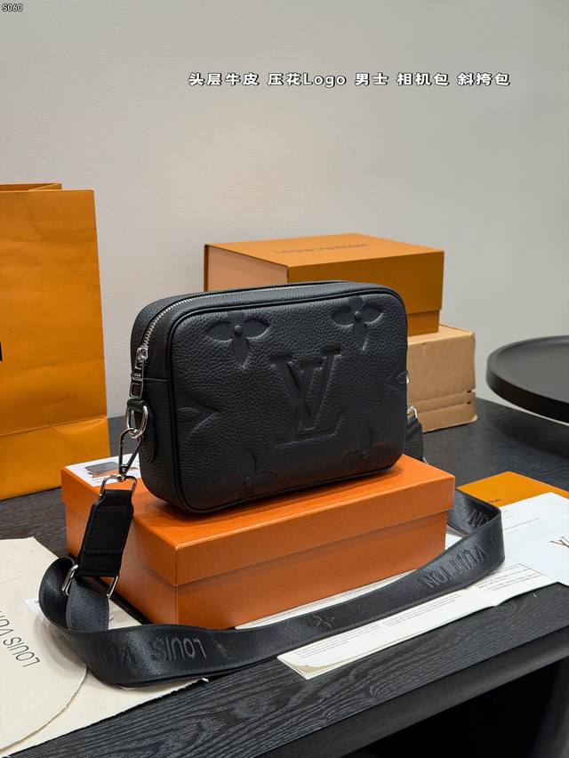 礼盒 头层牛皮 Size:23*14Cm Lv 压花最新款男士相机包黑武士太好看小邮差 性价比真的很高 送男朋友的小姐姐们可以安排了 礼盒 头层牛皮 Size:23*14Cm Lv 压花最新款男士相机包黑武士太好看小邮差 性价比真的很高 送男朋友的小姐姐们可以安排了