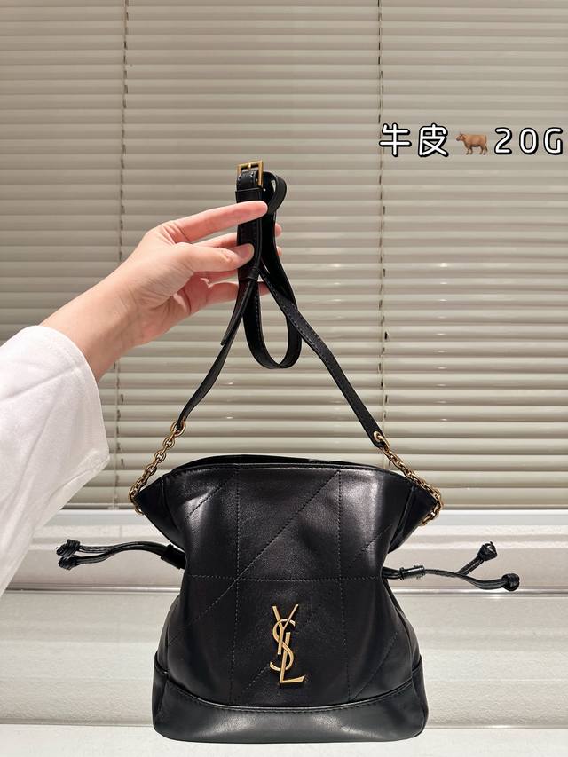 复刻版 小羊皮 Ysl 圣罗兰|Jamie 4.3 pochon 这个款式热度很高,黑金配色高级,包型时尚,容量足够,万物可装,坚版包型上身修长身形,自带慵懒感 复刻版 小羊皮 Ysl 圣罗兰|Jamie 4.3 pochon 这个款式热度很高,黑金配色高级,包型时尚,容量足够,万物可装,坚版包型上身修长身形,自带慵懒感