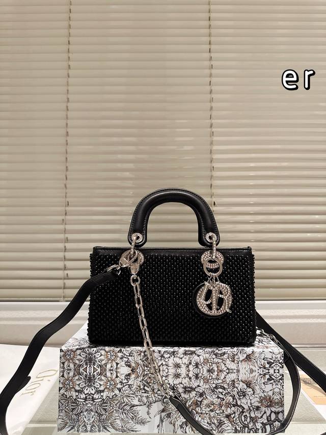 升级折叠盒尺寸26.14 迪奥Dior Lady D-Joy横版戴妃包 Lady D-Joy传承经典迪家风格,以建筑感线条比例重塑经典,彰显无尽诗意与高贵优雅气 升级折叠盒尺寸26.14 迪奥Dior Lady D-Joy横版戴妃包 Lady D-Joy传承经典迪家风格,以建筑感线条比例重塑经典,彰显无尽诗意与高贵优雅气