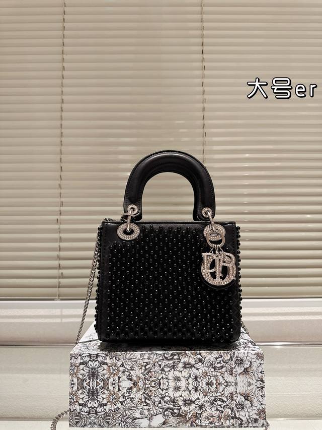 珍珠 配折叠礼盒 尺寸:Size: 20Cm 高品版.升级出货 Dior 戴妃 羊皮 更加加分! 珍珠 配折叠礼盒 尺寸:Size: 20Cm 高品版.升级出货 Dior 戴妃 羊皮 更加加分!