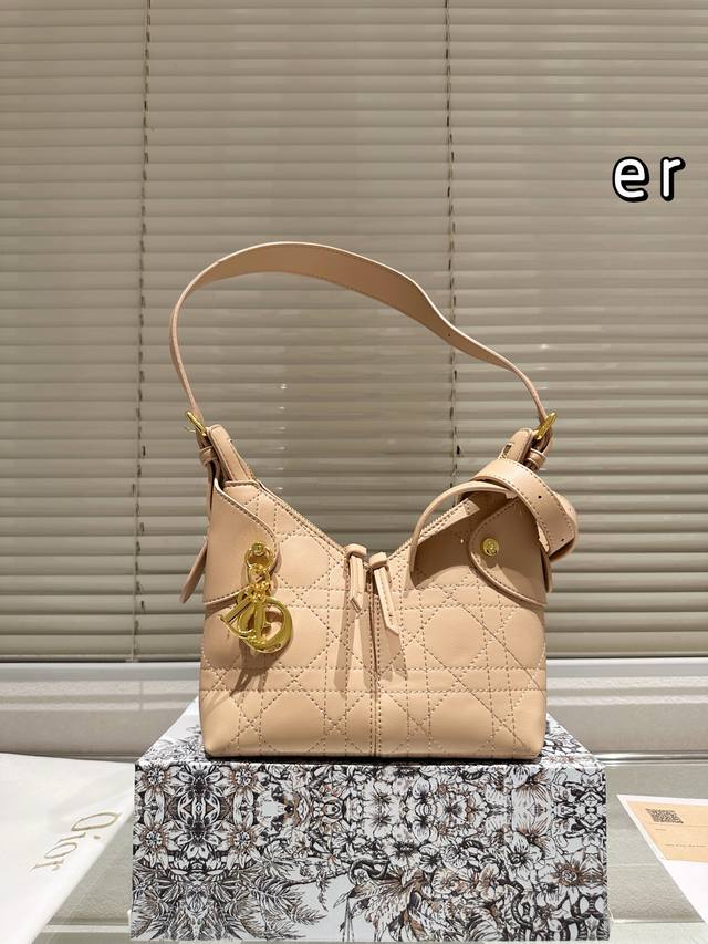 小号 盒 Dior迪奥|Voyage腋下包 这款 Dior Voyage 手袋是二零二六早春成衣系列新品,融合柔软线条和高雅的细节,打造协调的水饺包廓形。 采用 小号 盒 Dior迪奥|Voyage腋下包 这款 Dior Voyage 手袋是二零二六早春成衣系列新品,融合柔软线条和高雅的细节,打造协调的水饺包廓形。 采用