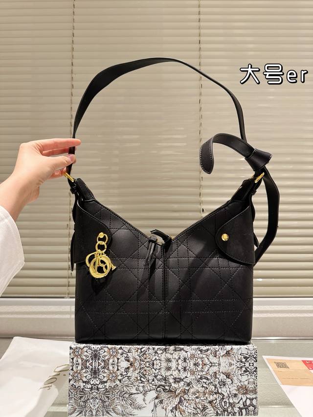 大号 盒 Dior迪奥|Voyage腋下包 这款 Dior Voyage 手袋是二零二六早春成衣系列新品,融合柔软线条和高雅的细节,打造协调的水饺包廓形。 采用 大号 盒 Dior迪奥|Voyage腋下包 这款 Dior Voyage 手袋是二零二六早春成衣系列新品,融合柔软线条和高雅的细节,打造协调的水饺包廓形。 采用