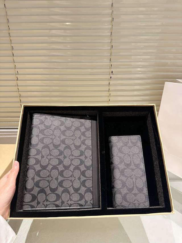 原单 钱包手包 配礼盒 高版本！ Coach牛皮钱包 手包～热门款 男女通用手包里面最火的版本啦～质量很好 全套包装！五金绝对不褪色～ 配礼盒手提袋发票