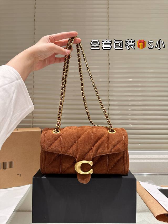 Coach麂皮Tabby Coach Tabby绗缝链条单肩包尽释飒意风度 绗缝格纹拼接几何视效，增添立体触感 金属链条质感独具，点睛风格标识20Cm 26Cm