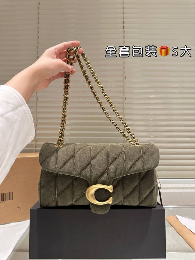 Coach麂皮Tabby Coach Tabby绗缝链条单肩包尽释飒意风度 绗缝格纹拼接几何视效，增添立体触感 金属链条质感独具，点睛风格标识20Cm 26Cm