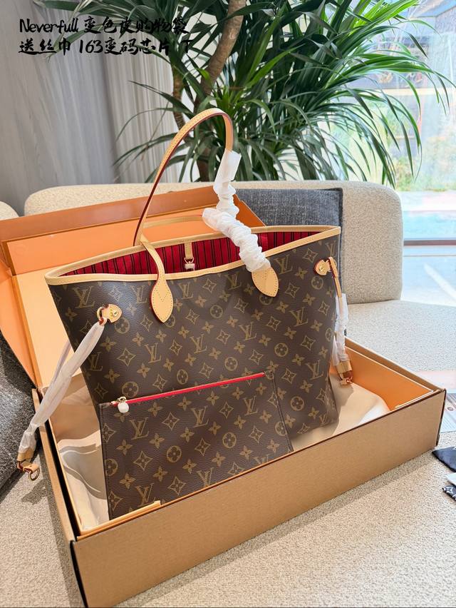 Lv Neverfull 中号购物袋！入门级的款式哦！绝对的终身款！此物经典不言而喻！街拍和实用都是非常Nb的选择！大家拿到后可以感受下，皮质颗粒之间空袭分明，