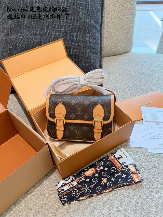 Lv Satchel迷你邮差包 Lv Satchel迷你邮差包，经典Monogram老花帆布+蜜 蜡色牛皮饰边，复古学院风满满尺寸19.5X15X7Cm, 小巧