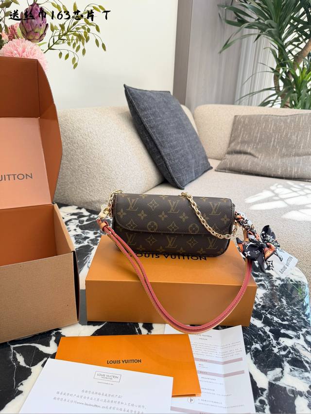 Lv Ivy Woc手袋 Lv Lvy Woc手袋是路易威登 早春系列经典款，采用Monogram老花帆布+牛皮饰边，金属链条和皮质肩带可拆卸，支持斜挎、单肩、