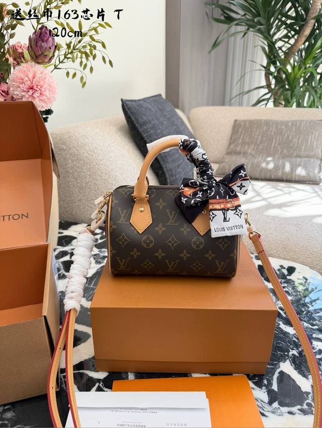 Lv Speedy 20枕头包 Lv Speedy 20枕头包，经典Monogram老花帆布+植鞣革肩带，复古优雅又耐用汁。小巧尺寸 20.5X13.5X10C