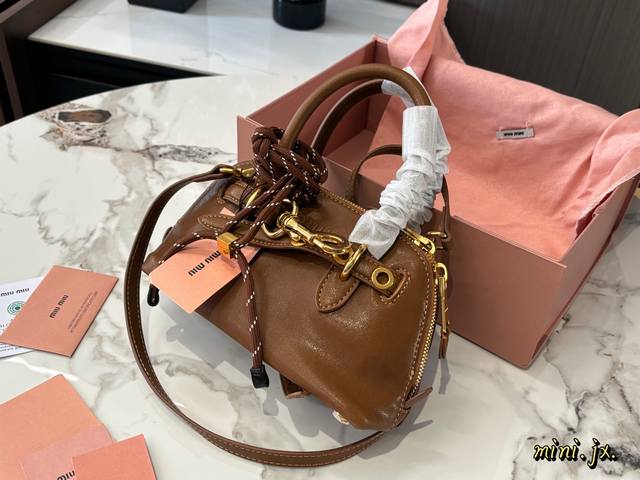 Miumiu新包 24秋冬看秀的时候就觉得一定要拿下的新款Aventure贝壳包 实物到手，超级喜欢 做旧褪色感的皮革颜色与质地，配上金属皮带搭扣 日常通勤也够