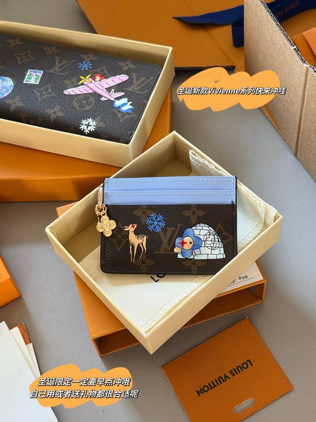 配盒 Size：11*8Cm 可爱的东西可以治愈一切 L家 25圣诞限定Vivienne 卡包 你敢说你能抗拒它的光环嘛[调皮][调皮] 童话般的插画融入 零钱