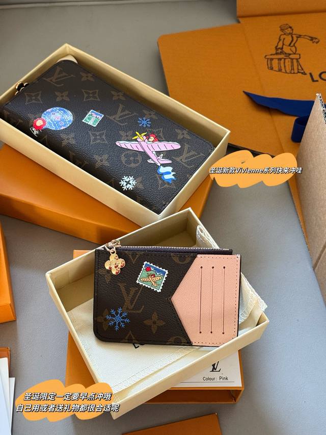配盒 Size：12*8Cm 可爱的东西可以治愈一切 L家 25圣诞限定Vivienne 卡包 粉粉嫩嫩真的可以治愈一切 童话般的插画融入 零钱包 故事感与实用