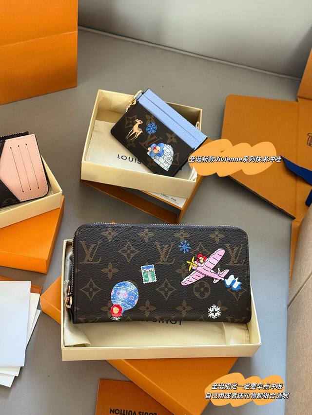 配盒 Size：19*10Cm 可爱的东西可以治愈一切 L家 25圣诞限定Vivienne 钱包 你敢说你能抗拒它的光环嘛[调皮][调皮] 童话般的插画融入 零