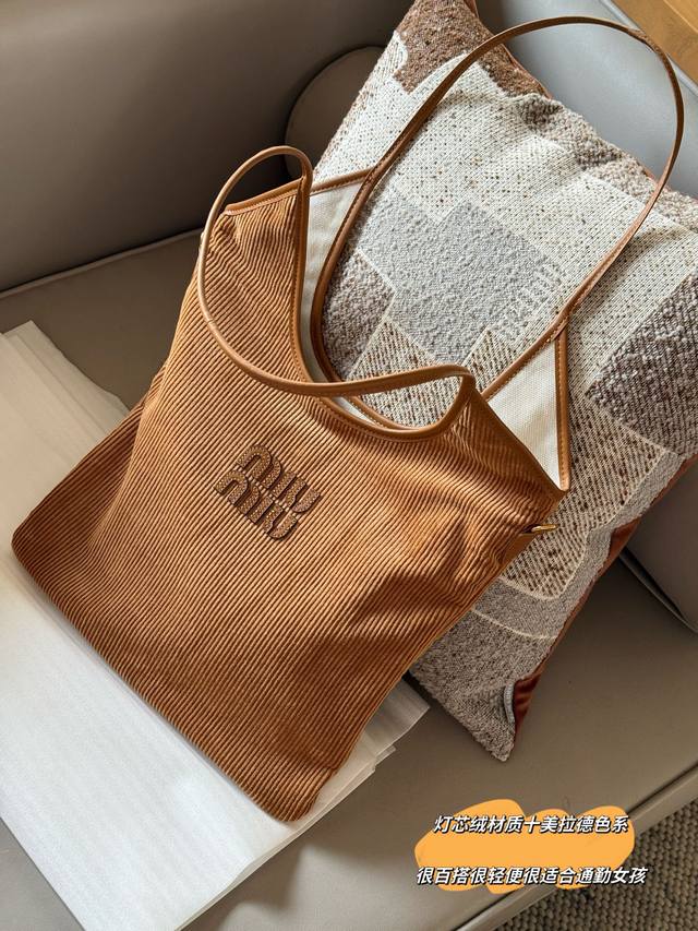 配盒 Size：33*30Cm Miumiu新款托特Tote Ivy 灯芯绒软软绵绵的 秋冬季的断货王！ 这款的版型也太好看了吧！