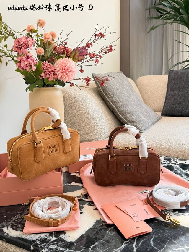 可可棕25秋冬保龄球超火 可可棕25秋冬保龄球 今年棕麂皮系列大人气啊！ 深深的巧克力色，满满秋冬味儿～ 绒面皮每年都会有，但是！！今年这股风刮的特别猛 从秀场