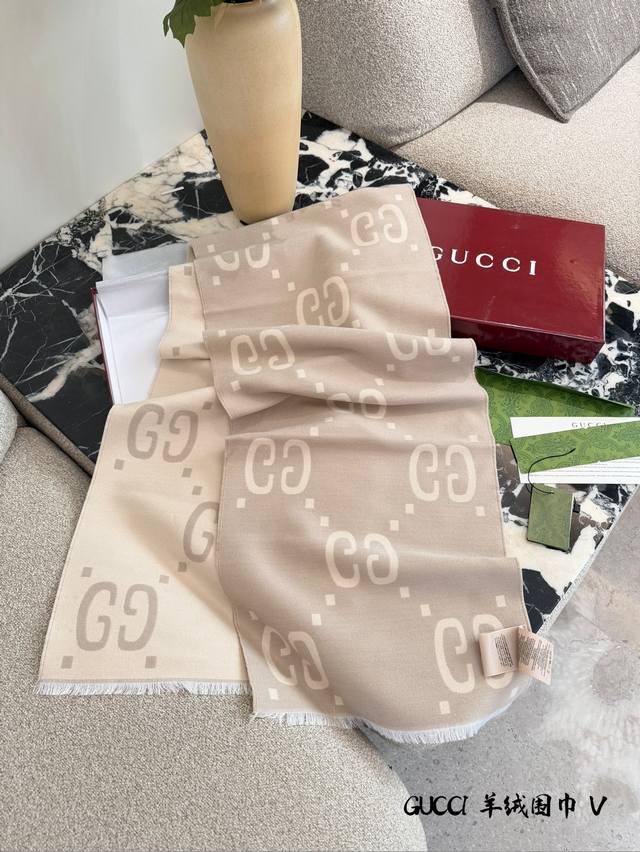 Gucci Gg羊毛围巾 Gucci经典Gg羊毛围巾，米色底配白色双G老花，简约又高级十。100%纯羊毛，柔软保暖，秋冬必备尺寸适中，既能做围巾也能当披肩，百搭